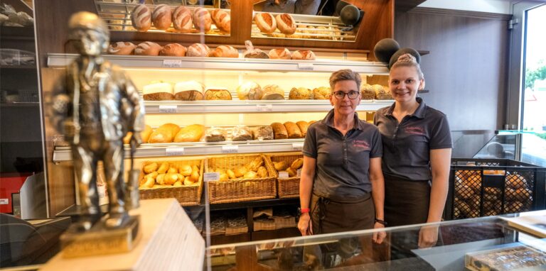 Mit Kumpel und dem Bezug zum Pütt: Dagmar und Lorena Meusener (v.l.) verkaufen beim „Ruhrpottbäcker“ handgemachte Backwaren. Für unser Foto haben sie nur ganz kurz die Masken abgenommen.