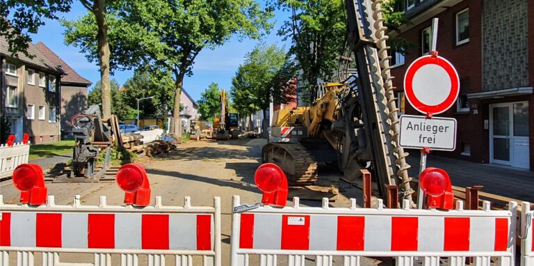 Auf der Kanalbaustelle Adalbertstraße sei häufig kein Arbeiter zu sehen, berichten Anwohner. Das Foto entstand am Dienstagvormittag.