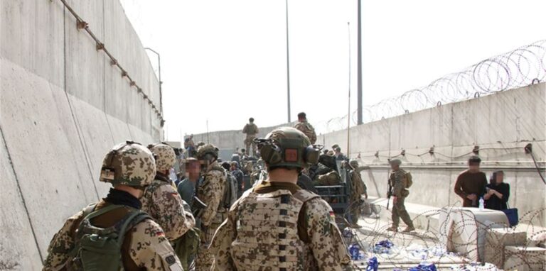 Die US-Botschaft warnte, es gebe eine Gefahrenlage an den Toren des Flughafens Kabul.