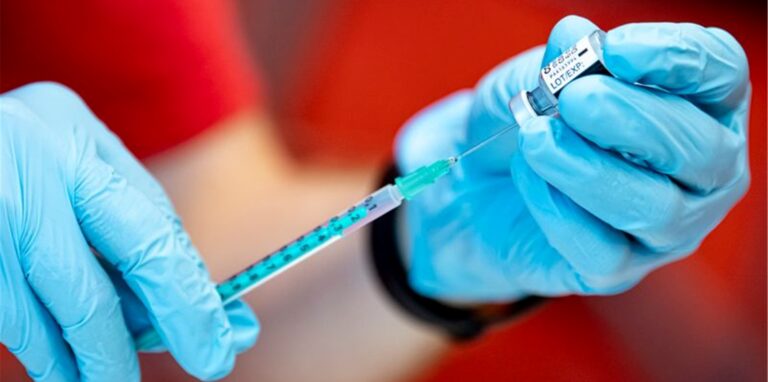 Auch wenn sich geimpfte Menschen mit dem Coronavirus infizieren, hilft die Spritze