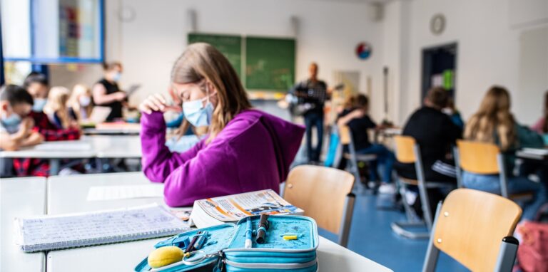 Immer mehr Schüler sind mit dem Coronavirus infiziert.