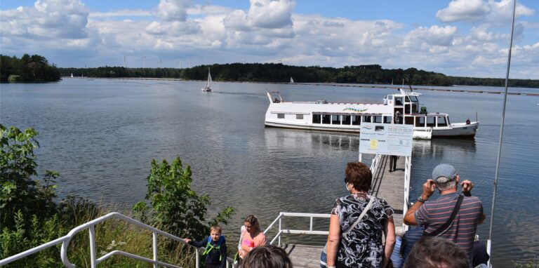 Die „Möwe“ legt am Steg vor dem Hotel Seehof am Südufer des Sees an.