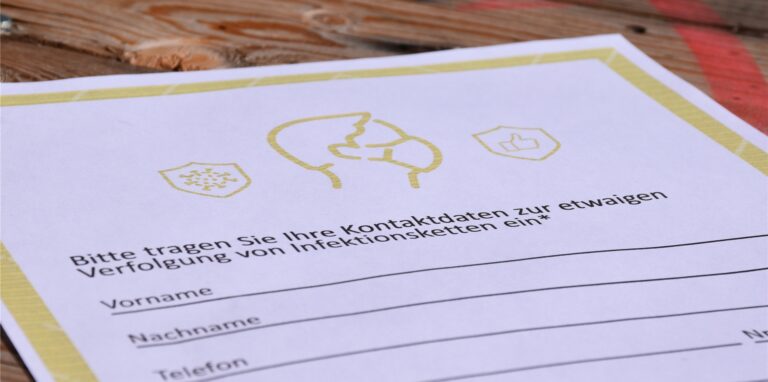 Die Abgabe der Kontaktdaten in Gastronomie und bei Veranstaltungen ist überflüssig, findet unsere Autorin.