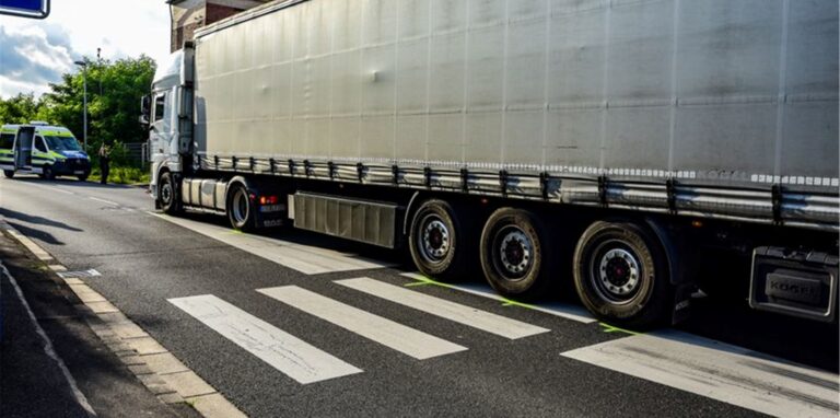 Die Unfallstelle in Erftstadt-Friesheim. Ein Lastwagen hat hier an einem Zebrastreifen ein elfjähriges Mädchen überrollt und getötet.