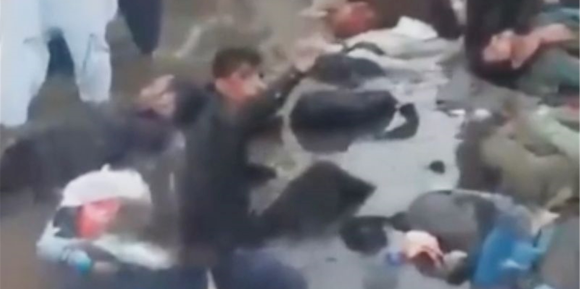 Überlebende und Verletzte am Ort einer Explosion außerhalb des Flughafens in Kabul.