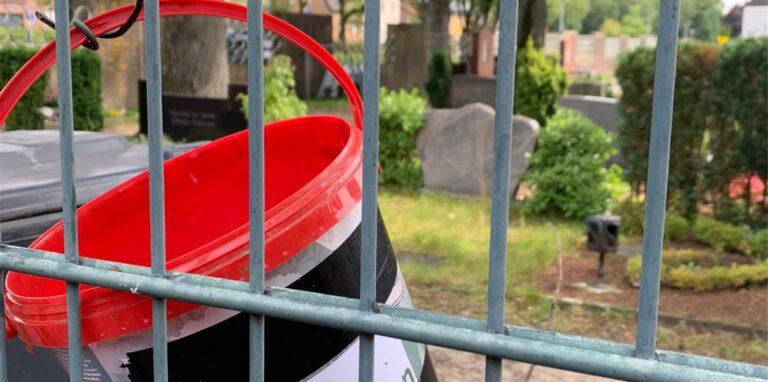 Auf dem katholischen Friedhof St. Sixtus an der Hullerner Straße hängen jetzt Eimer, in denen leere Batterien von Grablichtern entsorgt werden können.