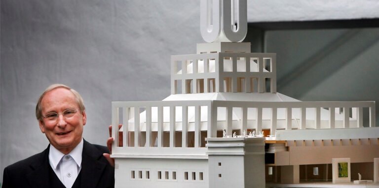 Architekt Prof. Eckhard Gerber mit dem Modell des umgebauten U-Turms, einem seiner wohl bekanntesten Dortmunder Werke.