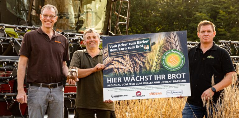 Josef Jägers (Bäckerei Jägers Borken), Christian Schulte-Althoff und Berthold Brinkert (Bäckerei Berthold’s Der Naturbäcker) bei der Roggenernte im August.