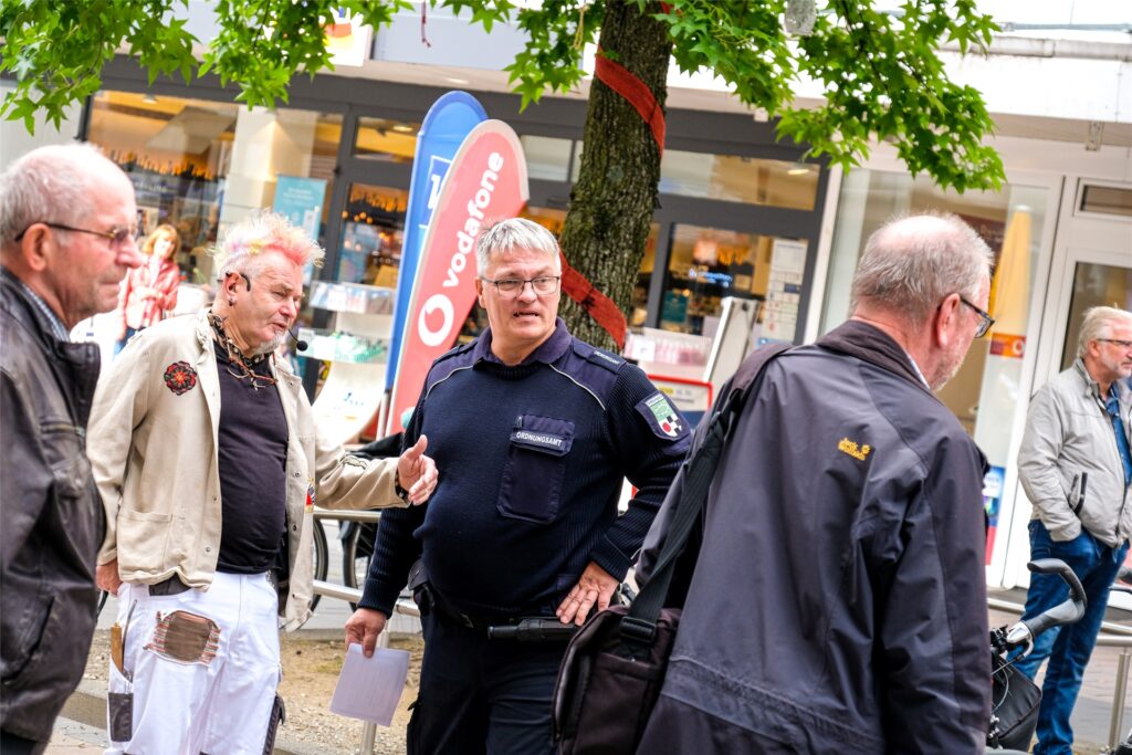Auch das Ordnungsamt kommt vorbei und kontrolliert, ob bei der Kulturbaustelle am Glashaus alles mit rechten Dingen zugeht.