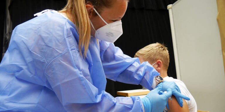 Der 13-jährige Lennard Schulte erhielt seine Impfdosis von Biontech von Kristina Farwick.