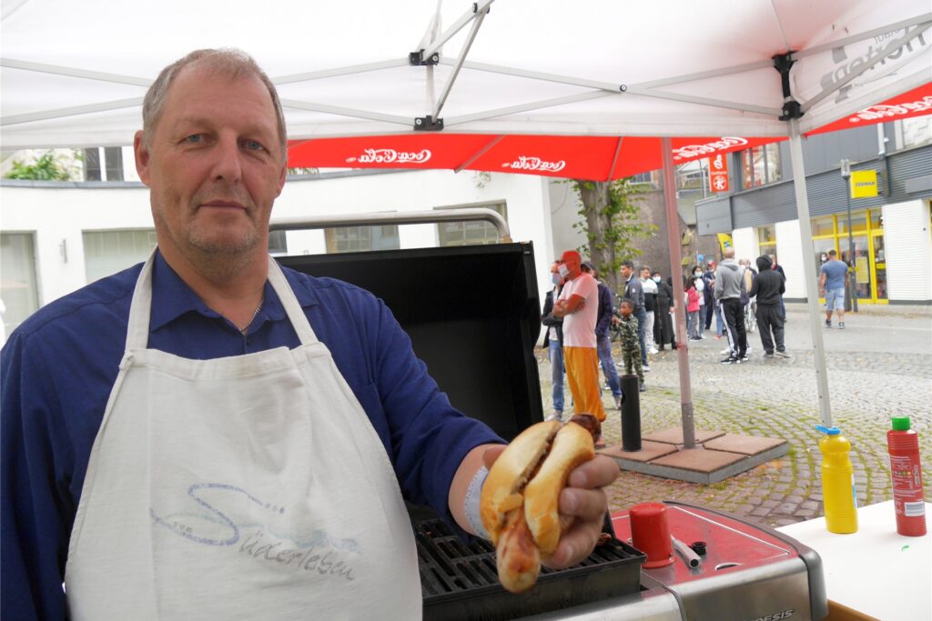 Bei der zweiten Impfaktion im Glashaus gab es zur Stärkung eine Bratwurst vom Grill. Zuständig dafür war Detlef Bayer von den 