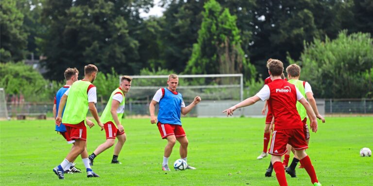Der spielende Co-Trainer Daniel Koseler (am Ball) wird bei Vestia Disteln schmerzlich vermisst.