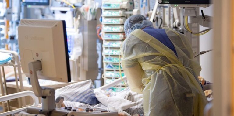 Ein Intensivpfleger arbeitet auf einer Intensivstation an einem Covid-19-Patient.