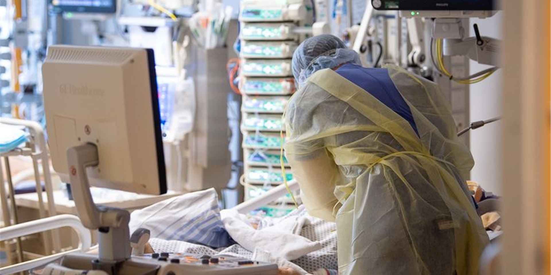 Ein Intensivpfleger arbeitet auf einer Intensivstation an einem Covid-19-Patient.