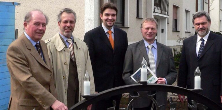 Norbert Formanski (2.v.l.) kurz nach seinem Ausscheiden aus dem Bundestag bei der Einweihung der Schneeberger Straße, hier mit (v.l.) Altbürgermeister Willi Wessel, dem damaligen Bürgermeister Dr. Uli Paetzel, Jörg Achim Schwenzfeier (Vestisch-Märkische Wohnungsbaugesellschaft) und dem damaligen Schneeberger Bürgermeister Frieder Stimpel.
