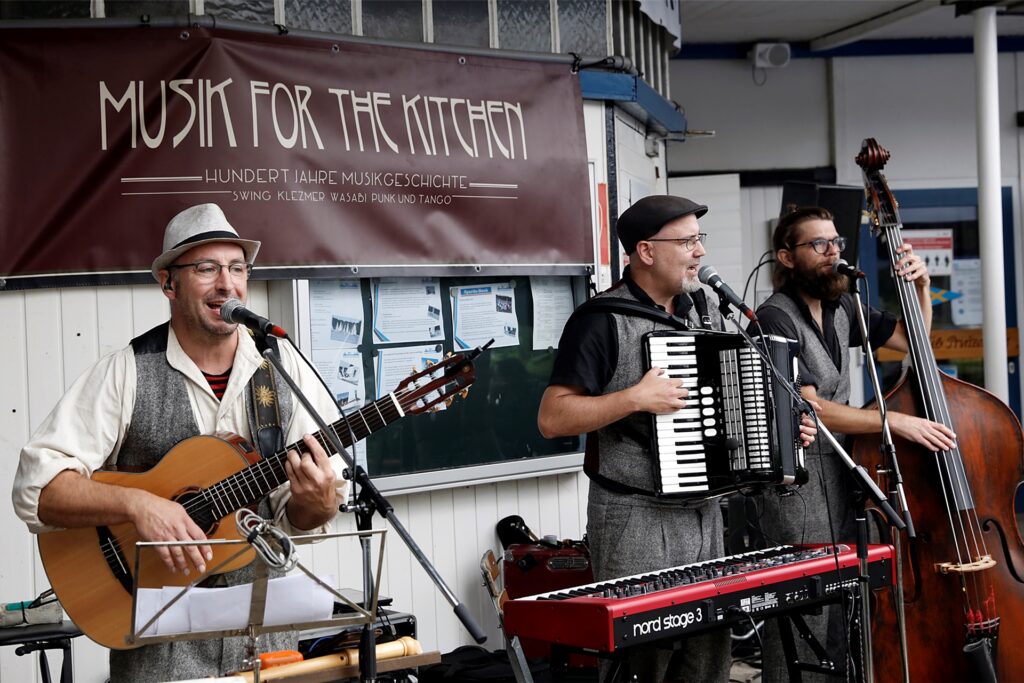 Endlich wieder live: „Musik for the Kitchen“ genossen ihren Auftritt trotz des Regens.