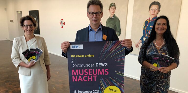 Die Initiatoren der 21. DEW21-Museumsnacht präsentieren das Plakat zur diesjährigen abgeänderten Veranstaltung. Trotz Corona-Pandemie wurde das Angebot aufgestockt – und angepasst.