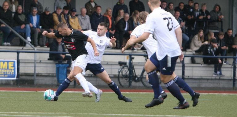 Im Derby gab es bis weit in die Nachspielzeit hinein viele packende Zweikämpfe zu sehen. Hier geht FCM-Offensivmann Niklas Baf (l.) am Hülser Evgenij Lakstankin vorbei.
