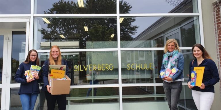 Das Bild zeigt die Übergabe an der Silverbergschule. Stellvertretend für den Leo-Club überreichten Carina Grabowski (l.), Carolin Fellner (2.v.l.) und Josephine Kißmer (r.) die Schulmaterialien an Lehrerin Anne Buschkamp (2.v.r.).
