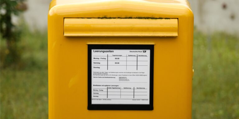 Vor dem Dorfladen in Hullern steht der neue Briefkasten fest verankert auf einem Fuß.