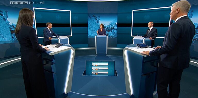Bei ihrem ersten großen TV-Schlagabtausch haben die drei Kanzlerkandidaten von CDU/CSU, SPD und Grünen ihre Unterschiede betont.