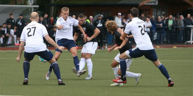 Das Derby war auch geprägt von vielen intensiven Zweikämpfen verteilt über das gesamte Spielfeld. Neben dem Platz soll es zu rassistischen Beleidigungen gekommen sein.