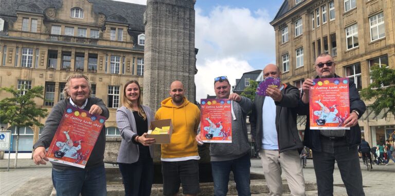 Hier am Reiterbrunnen werden die Eingänge zu „Castrop kocht über“ sein: Auf das Fest freuen sich (v.l.) Bubi Leuthold, Sarah Wustrack, Pascal Rathers, Elmar Bök, Nunzio Marcucci und Volker Castrup.