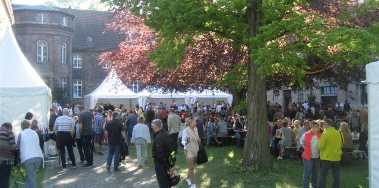 Das Weinfest auf Schloss Bladenhorst hat schon Tradition. Nach einer längeren Coronapause dreht sich jetzt an vier Tagen alles um gute Weine.