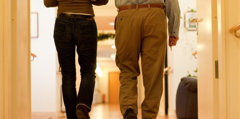 Menschen mit Demenz dürfen bei dieser Bundestagswahl erstmals wählen. Ein Helfer oder eine Helferin darf bei der Stimmabgabe helfen. Die Grenzen dessen, was ein Helfer darf und was nicht, sind eng gesetzt. Die große Frage lautet: Wer kontrolliert wie die Einhaltung der Regeln?