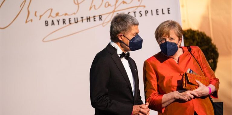 Bundeskanzlerin Merkel mit ihrem Ehemann Joachim Sauer bei der Eröffnung der Richard-Wagner-Festspiele 2021.