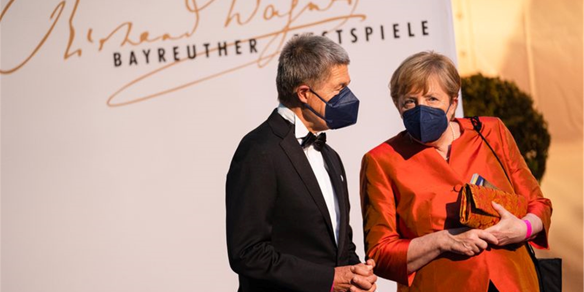 Bundeskanzlerin Merkel mit ihrem Ehemann Joachim Sauer bei der Eröffnung der Richard-Wagner-Festspiele 2021.