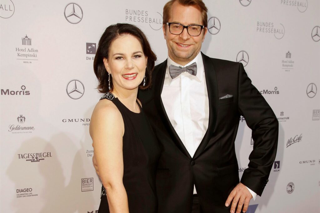 title attribut Annalena Baerbock mit Ehemann Daniel Holefleisch