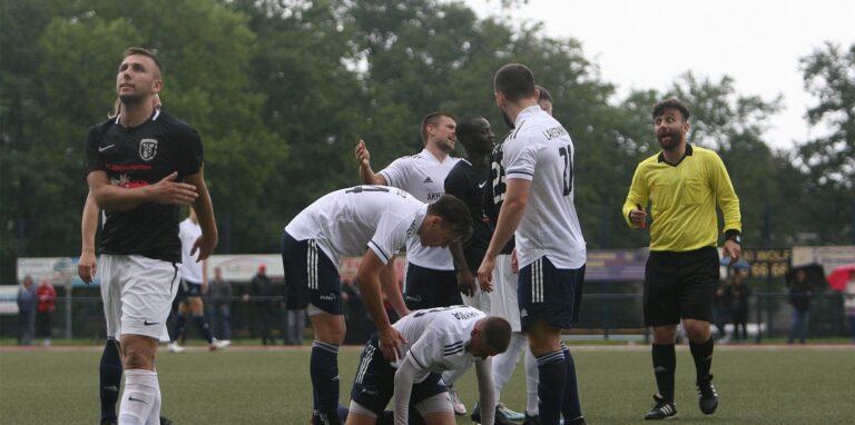 Das Bezirksliga-Derby zwischen dem FC Marl und dem VfB Hüls war hitzig, es gab viele umstrittene Schiedsrichterentscheidungen. Neben dem Platz gab es auch eine tumultartige Szene. Die soll zwischen den Vereinen aber kein böses Blut hinterlassen.
