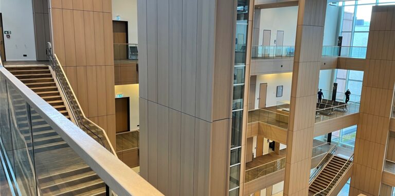 Nach einem Raubüberfall auf einen Kioskinhaber aus Dorsten müssen sich zwei Teenager (16 und 19) vor dem Bochumer Landgericht verantworten.