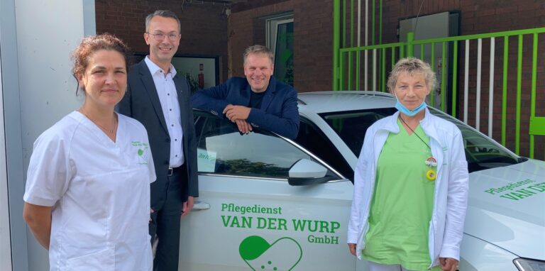 Knut van der Wurp (2.v.r.) freut sich über die Verstärkung durch Olga Grünwald (l.) und Andrea Schröder (r.). Frank Benölken, Chef der Arbeitsagentur, hofft auf viele weitere ambulante Pflegeassistentinnen.