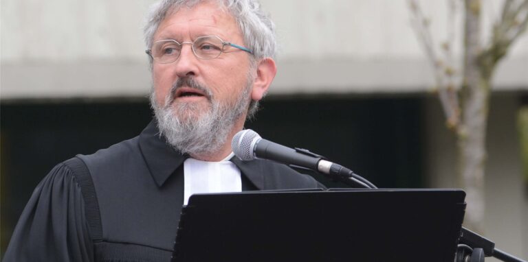 Karl Henschel kam als Hilfspfarrer nach Haltern – und blieb. Seit 1988 hat er die erste Pfarrstelle der Gemeinde inne.