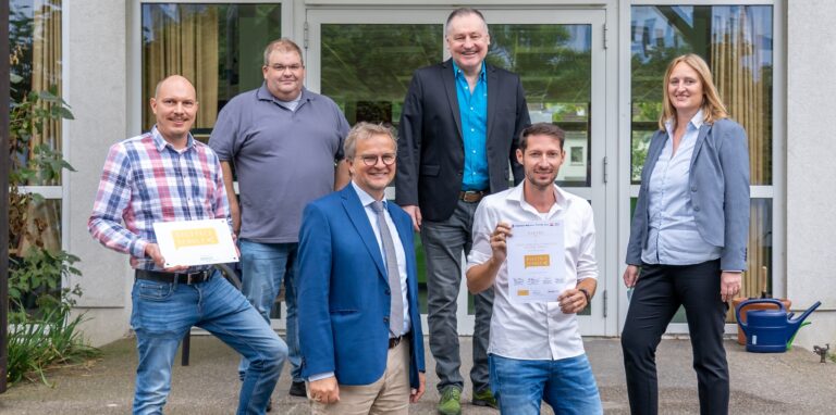 Eine neue Auszeichnung für das Ernst-Barlach-Gymnasium: Darüber freuen sich (vorne v.l.) Mark Pietrek, schulfachlicher Dezernent (Bezirksregierung Münster), Boris Alexander als Digitalisierungbeauftragter des EBG, sowie (hintere Reihe v.l.): Benjamin Matzmorr, Bereichsleiter Informationstechnik bei der Stadt, Marcus Pelzing als MINT-Beauftragter des EBG, Schulleiter Dr. Friedrich Mayer udn seine Stellvertreterin Dr. Mirja Beutel.