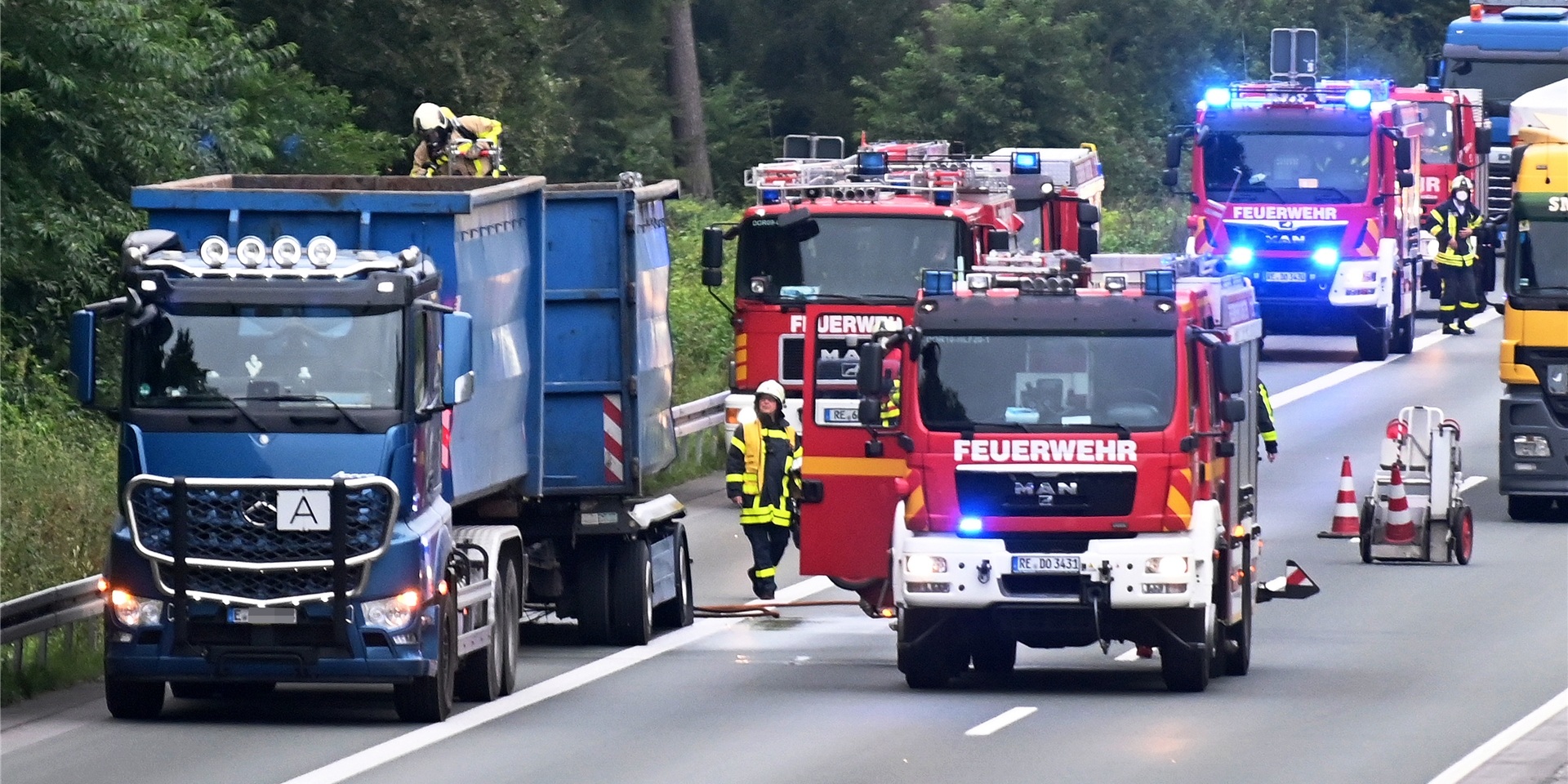 Die Reifen des Lkw-Anhängers waren während der Fahrt in Brand geraten.