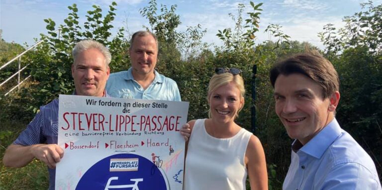 Erkundeten gemeinsam das Gelände der möglichen Stever-Lippe-Passage: Peter Norden, Martin Bendieck, Katrin Haverkamp von der Bürgerinitiative und Prof. Uli Paetzel, Vorstandsvorsitzender des Lippeverbandes.