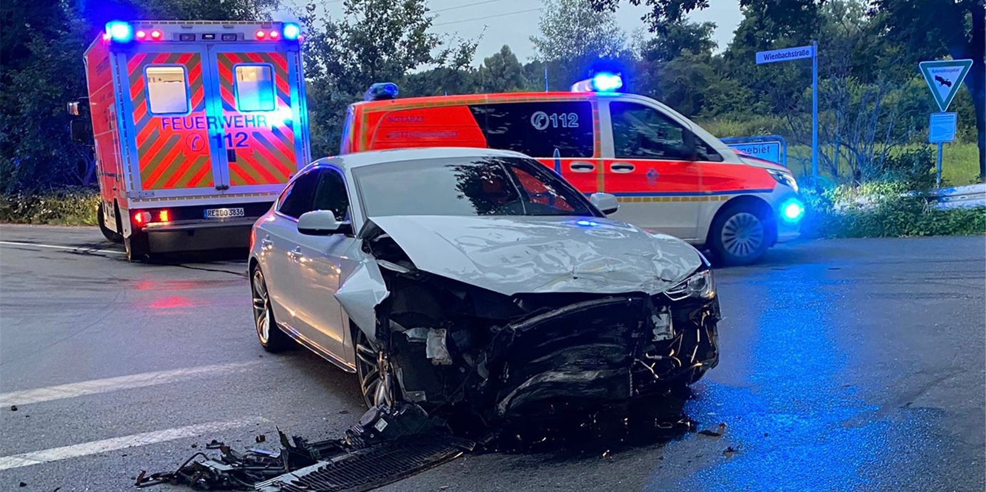 Bei dem Unfall wurden zwei Menschen verletzt.
