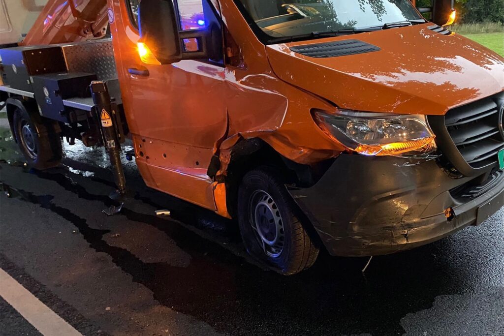 title attribut Auch das Hebebühnen-Fahrzeug wurde beschädigt.
