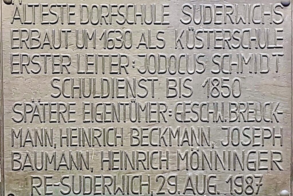 Eine Bronzetafel weist auf die Geschichte des Hauses hin.