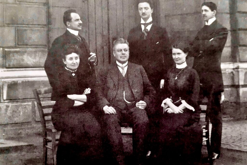Das Kollegium der katholischen Volksschule an der Schulstraße um 1910.