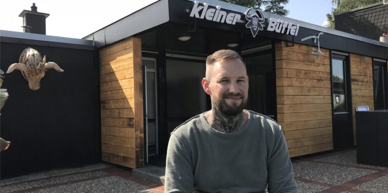 Burger-Profi Luis Windeck eröffnet den „Kleinen Büffel“ in der Gastronomie am Dorstener Segelflugplatz.