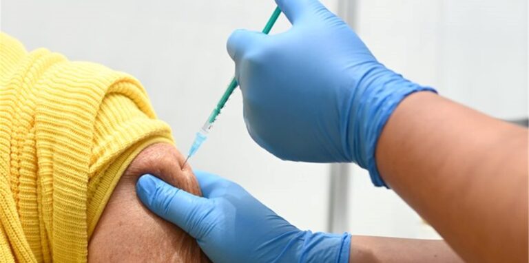 Im Impfzentrum am Robert-Bosch-Krankenhaus wird eine Auffrischimpfung gegen das Coronavirus verabreicht.