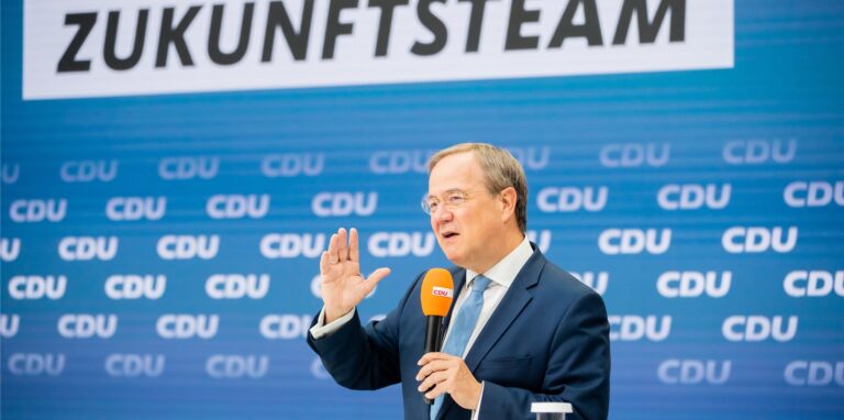 CDU-Kanzlerkandidat Armin Laschet hat am Freitagmorgen sein Zukunftsteam vorgestellt. Mit dem achtköpfigen Team will er Vollgas im Wahlkampf-Endspurt geben.