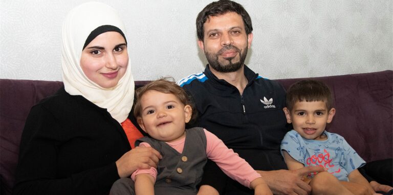 Lama Maraiadi mit der einjährigen Tochter Mila und Abdalslam Almury mit dem dreieinhalbjährigen Sohn Hazim engagieren sich ehrenamtlich beim Caritasverband Ostvest für Geflohene.