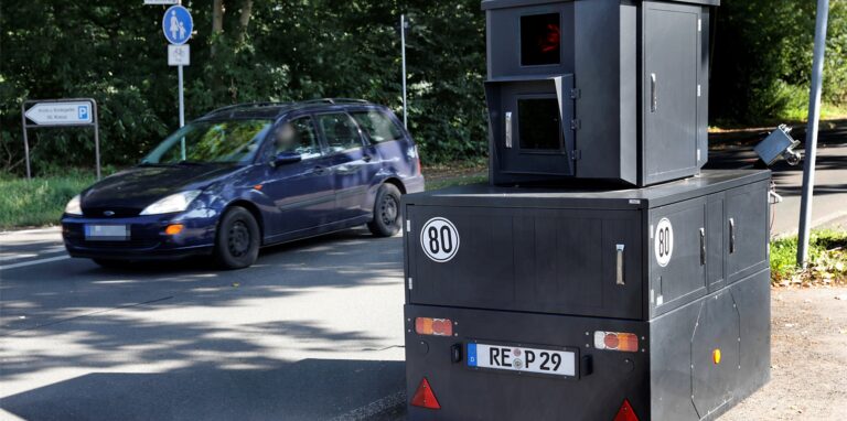 Panzerblitzer Paul steht wieder an der Marler Straße in Hamm-Bossendorf.