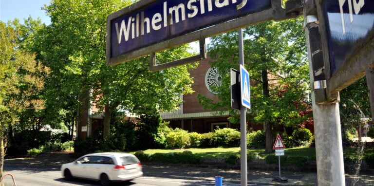 Auf der Wilhelmstraße kam es zu einem Unfall, bei dem ein Radfahrer verletzt wurde.