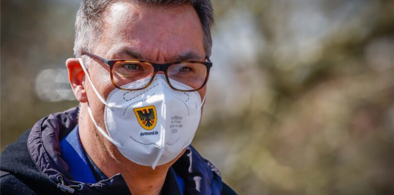 Dortmunds Oberbürgermeister Thomas Westphal hat in einer Pressekonferenz am Dienstag (31.8.) an die Eltern von Schülern appelliert, auch weiterhin das Angebot der Impfzentren zu nutzen (Archivbild).